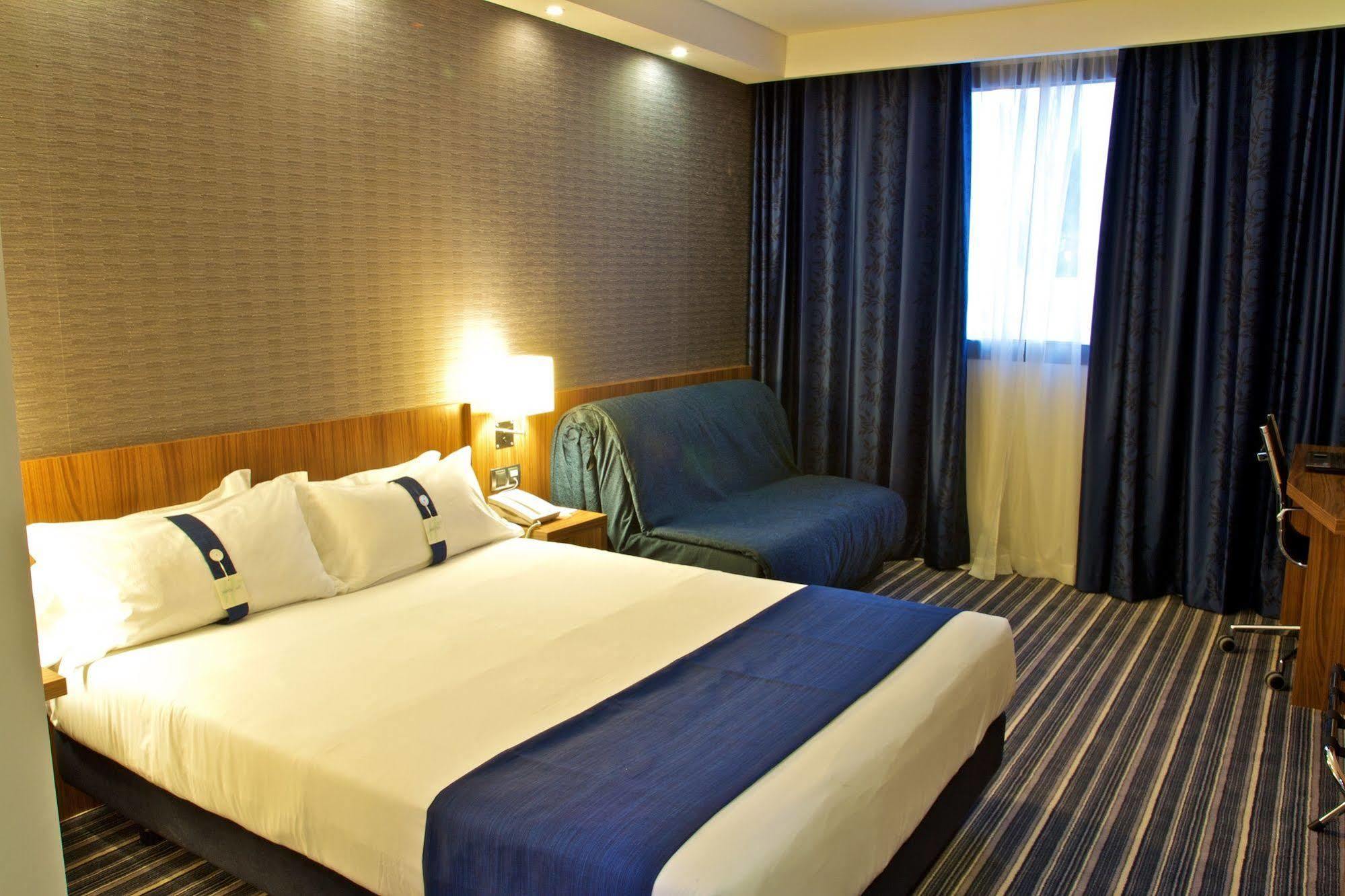 Holiday Inn Express Campo De Gibraltar-Barrios By Ihg Los Barrios Bagian luar foto